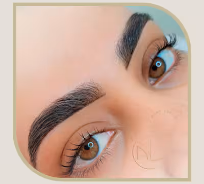 Olhos castanhos com sobrancelhas definidas